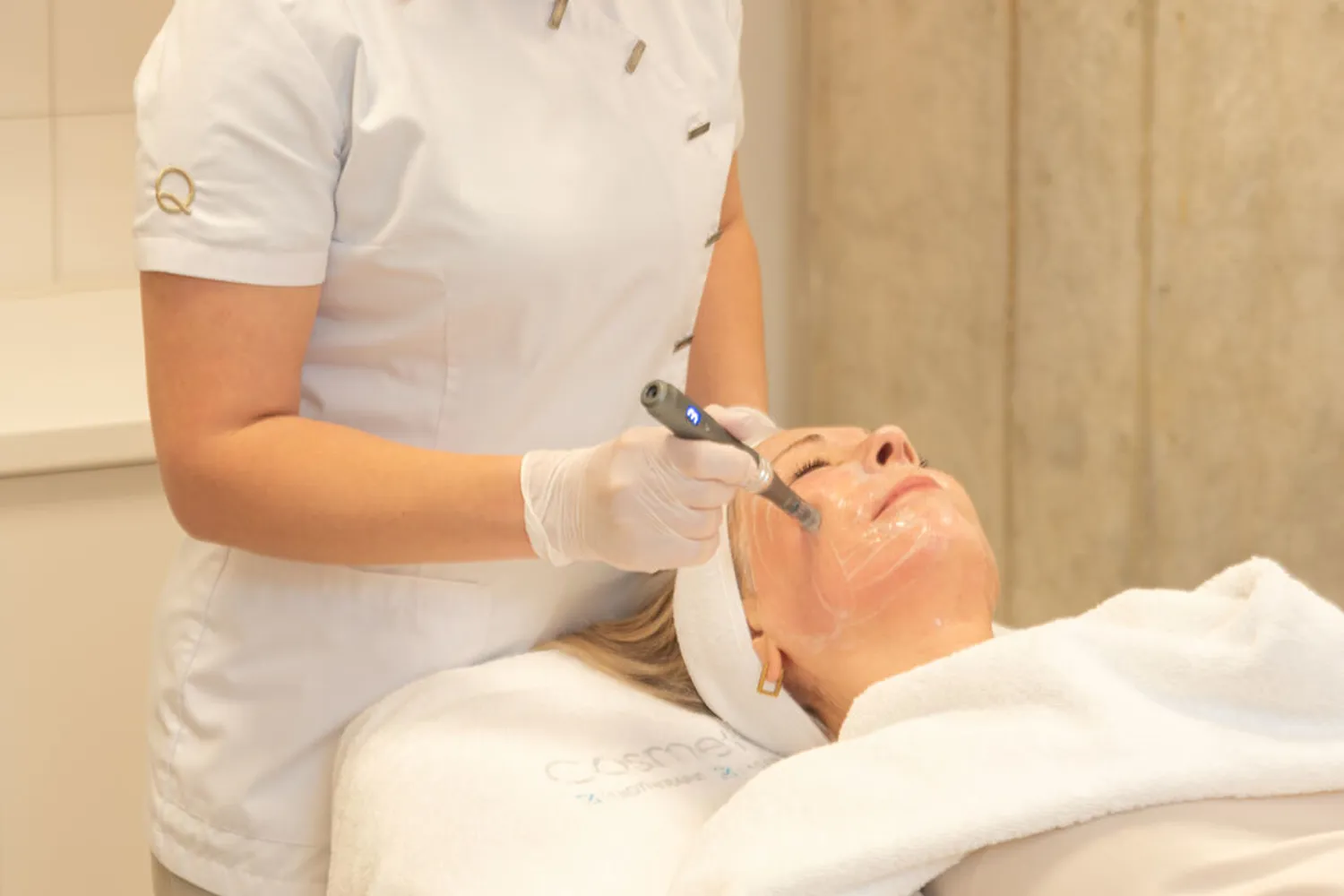 Frau, die Hydrafacial Behandlung im Gesicht erhält